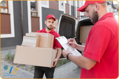شرکت پستی در حال تحویل بسته
